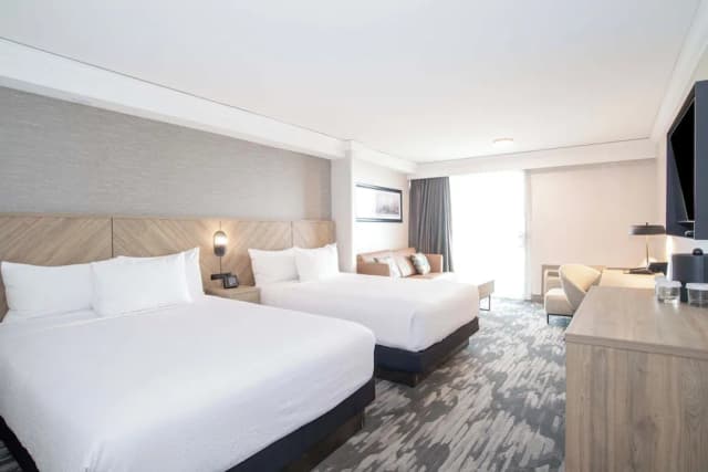 多倫多機場桑德曼簽名飯店-頂級客房, 2 張加大雙人床, 陽台-1