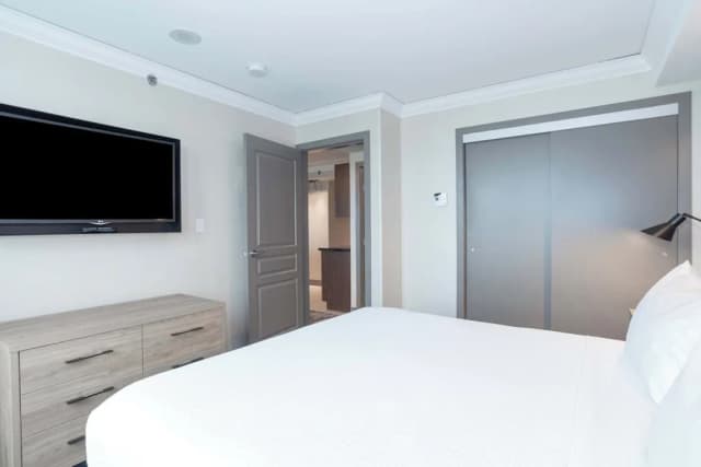 多倫多機場桑德曼簽名飯店-頂級套房, 1 張特大雙人床, 廚房 (Washer Dryer, Balcony)-3