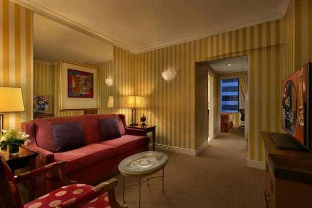Executive Hotel Le Soleil-Suite, 1 Bedroom, Corner (One King Bed with Sofa Bed)-3