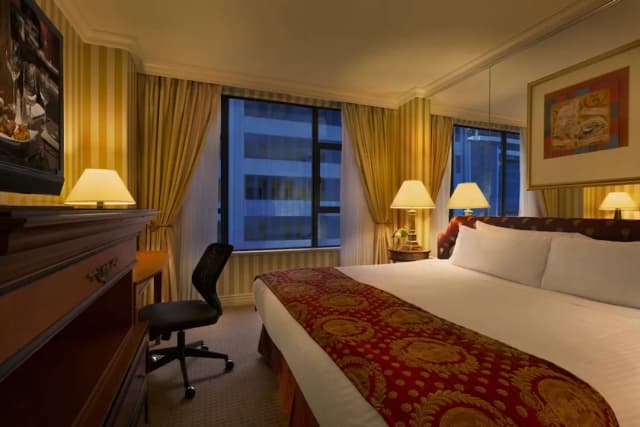 Executive Hotel Le Soleil-Suite, 1 Bedroom, Corner (One King Bed with Sofa Bed)-1
