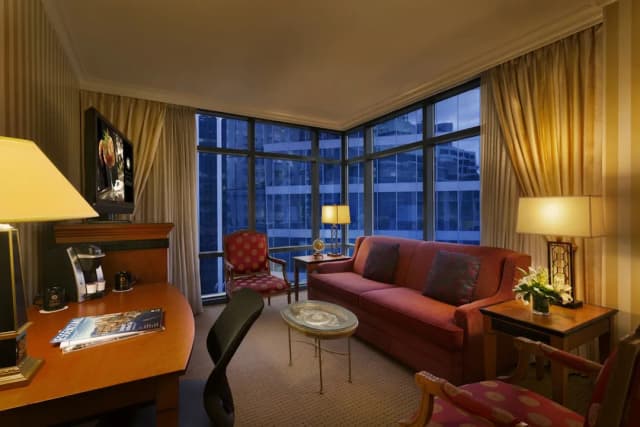 Executive Hotel Le Soleil-Suite, 1 Bedroom, Corner (One King Bed with Sofa Bed)-2