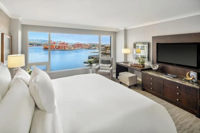 Fairmont Waterfront-华丽客房, 1 张特大床, 海港景观-7