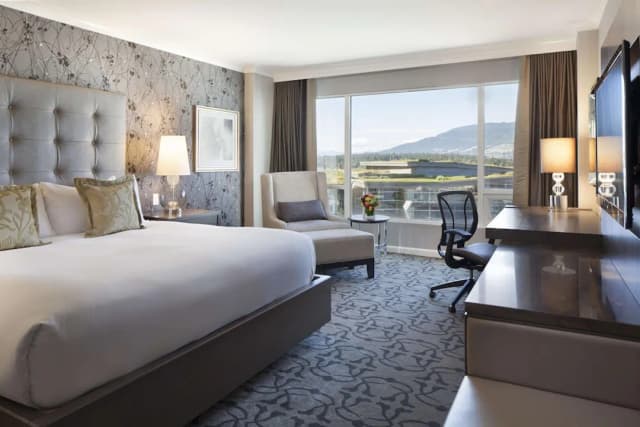 Fairmont Waterfront-客房, 1 张特大床, 城市景观 (Fairmont Gold)-4