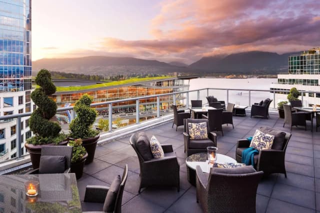 Fairmont Waterfront-客房, 1 张特大床, 城市景观 (Fairmont Gold)-8