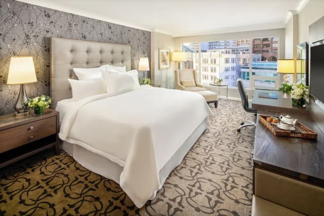 Fairmont Waterfront-客房, 1 张特大床, 城市景观 (Fairmont Gold)-9