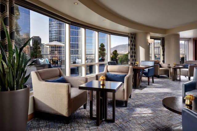 Fairmont Waterfront-客房, 1 张特大床, 城市景观 (Fairmont Gold)-6