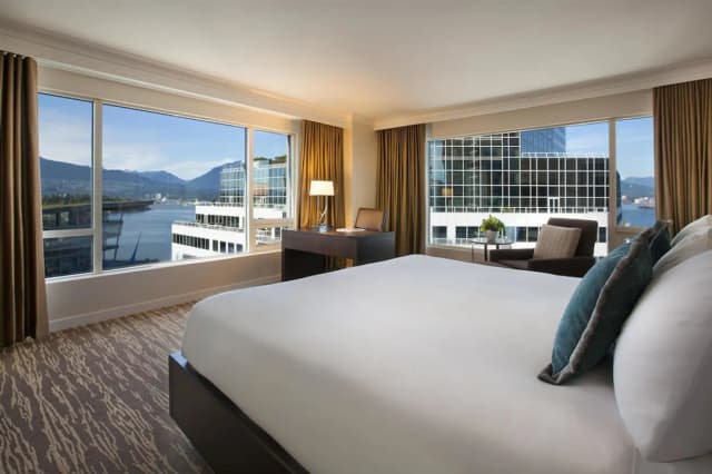 Fairmont Waterfront-特色客房, 1 张特大床, 转角 (Harbor and Stanley Park View)-1
