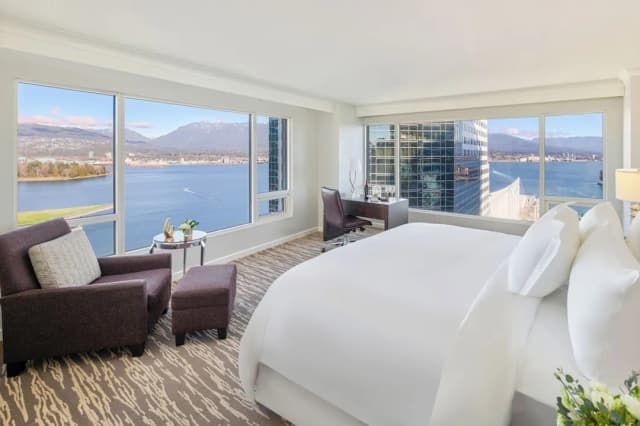 Fairmont Waterfront-特色客房, 1 张特大床, 转角 (Harbor and Stanley Park View)-6
