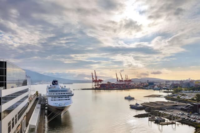 Fairmont Waterfront-客房, 1 张特大床, 海港景观 (Fairmont Gold)-8