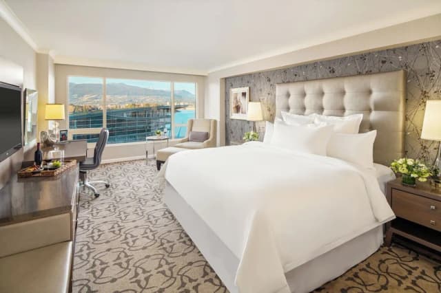 Fairmont Waterfront-客房, 1 张特大床, 海港景观 (Fairmont Gold)-9
