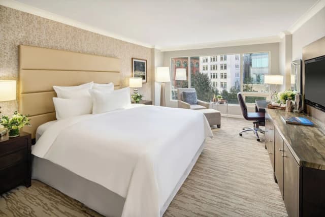 Fairmont Waterfront-华丽客房, 1 张特大床, 城市景观-7