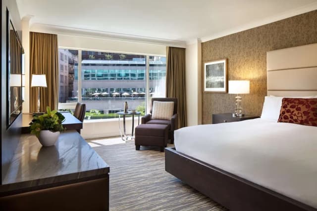 Fairmont Waterfront-华丽客房, 1 张大床, 城市景观-3