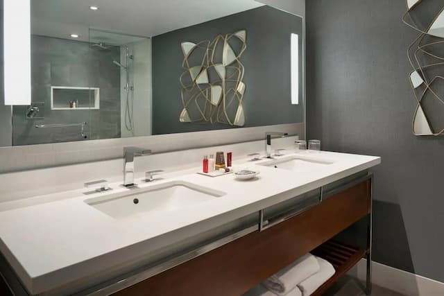 トロント マリオット シティ センター ホテル-スタジオ キングベッド 1 台ソファーベッド付き-3