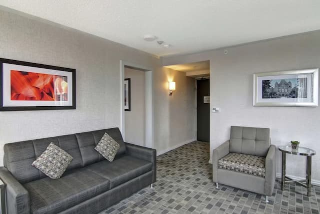 DoubleTree by Hilton Hotel Toronto Downtown-King Room, Suite, 1 King Bed with Sofa bed-1