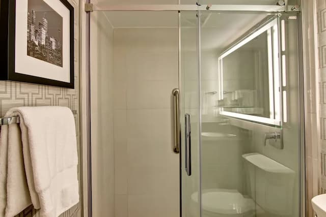 DoubleTree by Hilton Hotel Toronto Downtown-King Room, Suite, 1 King Bed with Sofa bed-8