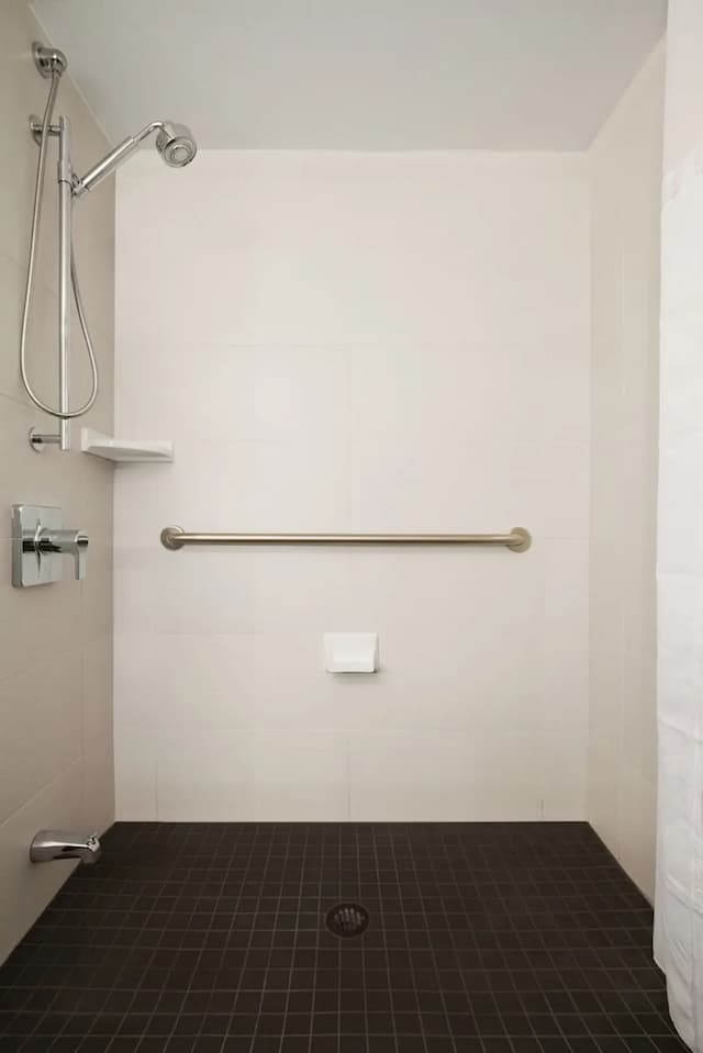 DoubleTree by Hilton Hotel Toronto Downtown-Room, 1 Queen Bed (Roll-in Shower)-6