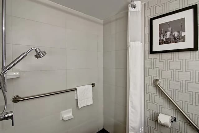 DoubleTree by Hilton Hotel Toronto Downtown-Room, 1 Queen Bed (Roll-in Shower)-2