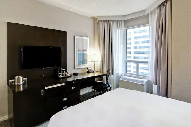 DoubleTree by Hilton Hotel Toronto Downtown-Room, 1 Queen Bed (Roll-in Shower)-4