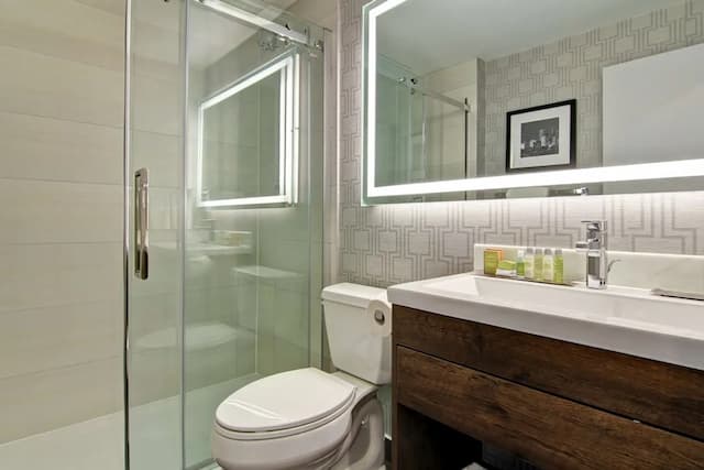 DoubleTree by Hilton Hotel Toronto Downtown-Deluxe Suite, 1 King Bed, Non Smoking, Kitchen-9