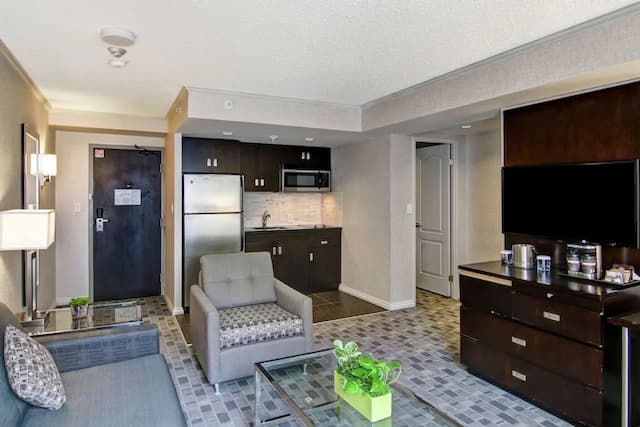 DoubleTree by Hilton Hotel Toronto Downtown-Deluxe Suite, 1 King Bed, Non Smoking, Kitchen-4