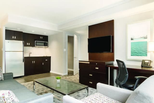 DoubleTree by Hilton Hotel Toronto Downtown-Deluxe Suite, 1 King Bed, Non Smoking, Kitchen-2
