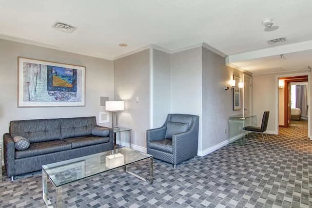 DoubleTree by Hilton Hotel Toronto Downtown-Premium Suite, 1 King Bed-2