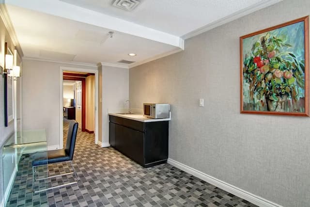 DoubleTree by Hilton Hotel Toronto Downtown-Premium Suite, 1 King Bed-4