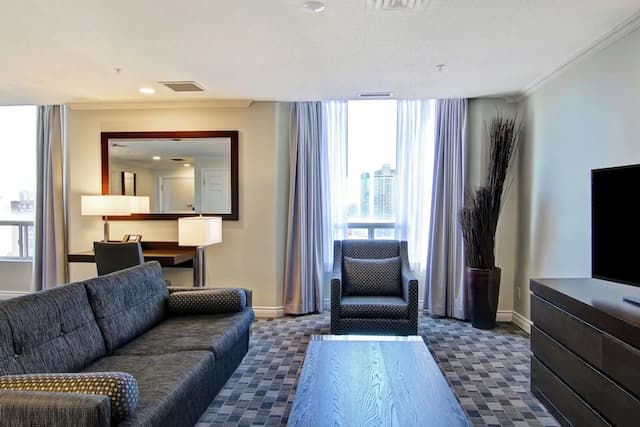 DoubleTree by Hilton Hotel Toronto Downtown-Suite, 1 King Bed with Sofa bed, Kitchen-5