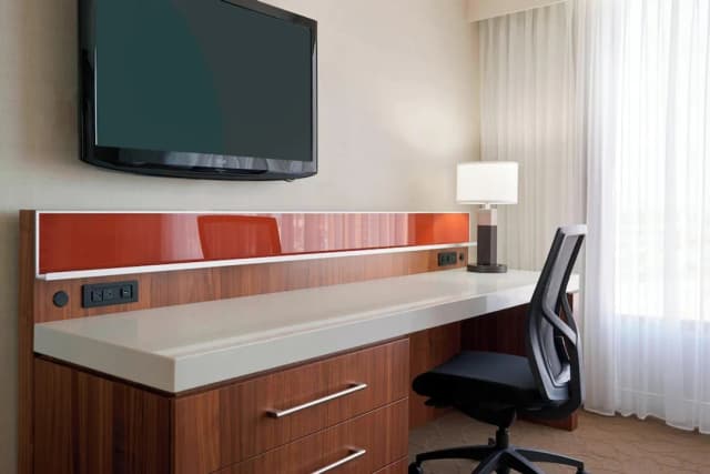 多倫多機場和會議中心萬豪三角洲飯店-套房, 1 張特大雙人床和 1 張沙發床-5