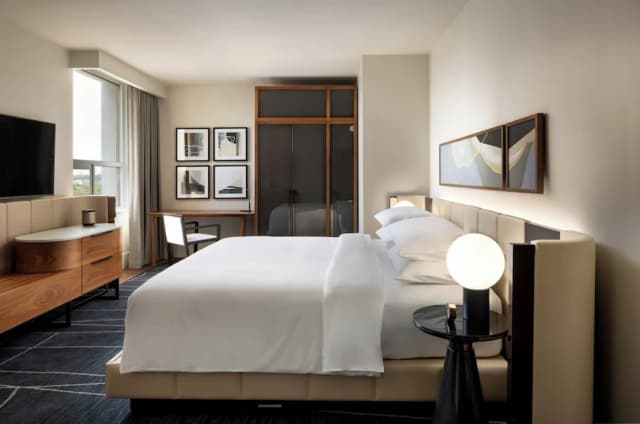 多倫多柏悅飯店-客房, 1 張特大雙人床, 無障礙 (Roll-in Shower)-1