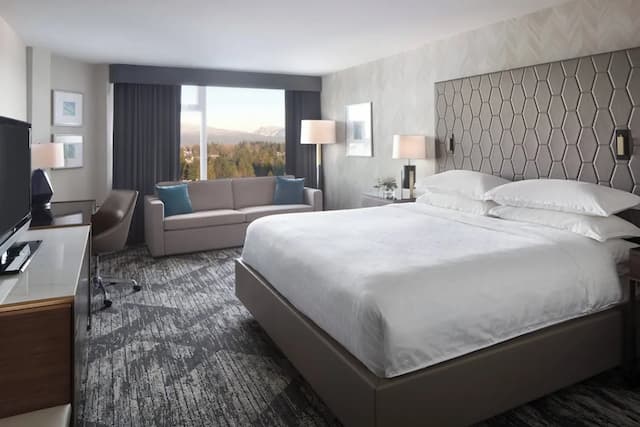 쉐라톤 밴쿠버 길퍼드 호텔-트래디셔널룸, 킹사이즈침대 1개 및 소파베드-1