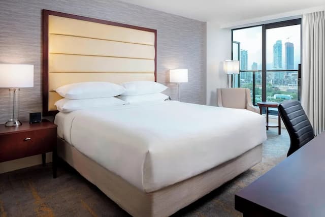 Delta Hotels by Marriott Burnaby Conference Centre-Room, 1 King Bed, Balcony-1