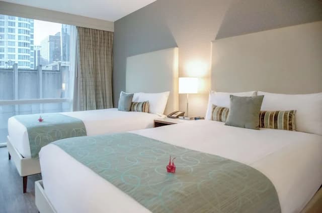Coast Coal Harbour Vancouver Hotel by APA-Comfort Two Double Room-4