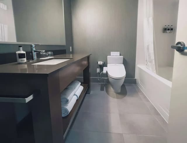 Coast Coal Harbour Vancouver Hotel by APA-Superior King Room-5