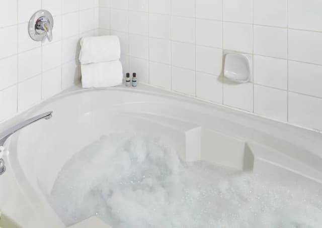 Executive Suites Hotel Metro Vancouver-King One Bedroom Jacuzzi Suite-2