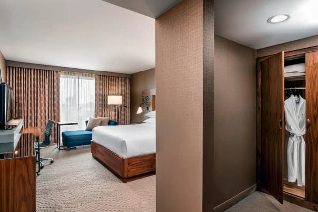 多倫多機場喜來登飯店及會議中心-豪華客房, 1 張特大雙人床 (View)-1