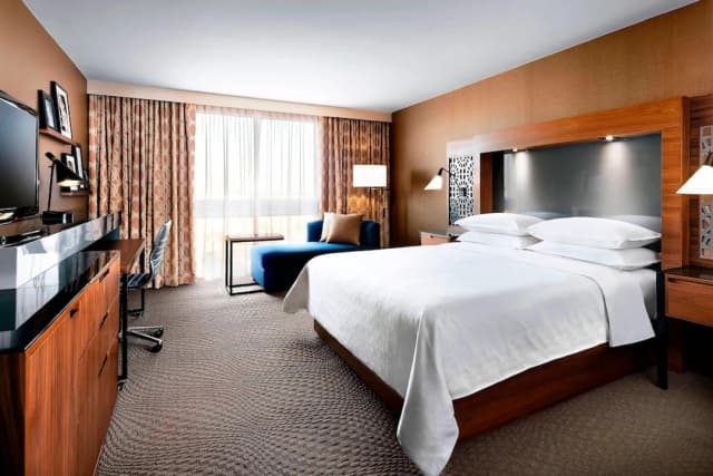 多倫多機場喜來登飯店及會議中心-尊榮客房, 1 張特大雙人床-1