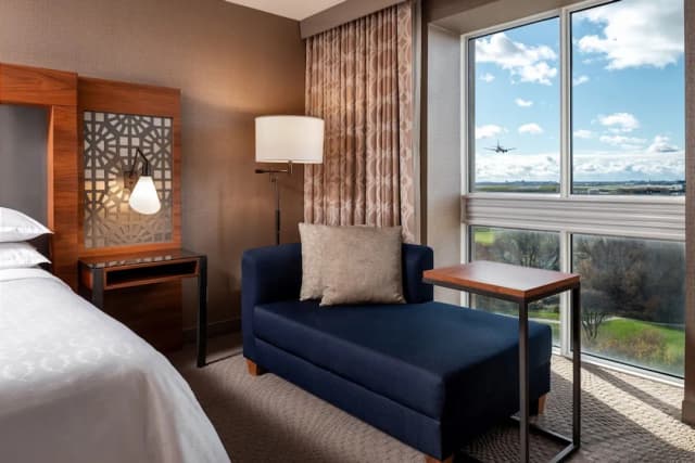 多倫多機場喜來登飯店及會議中心-豪華客房, 2 張加大雙人床 (View)-4