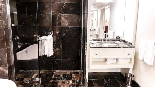 溫哥華瑰麗酒店-Deluxe King City View-5