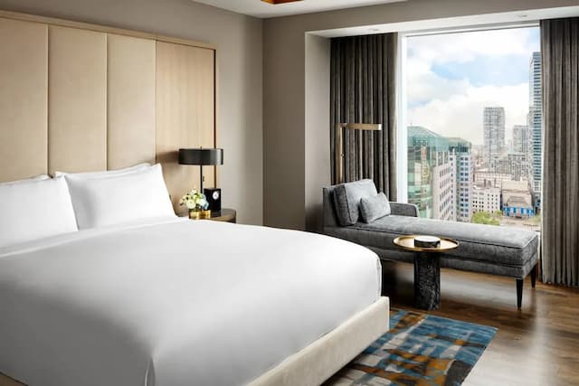 The Ritz-Carlton, Toronto-Club Suite, 1 King Bed, City View-2