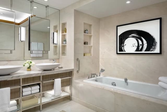 The Ritz-Carlton, Toronto-Club Suite, 1 King Bed, City View-6