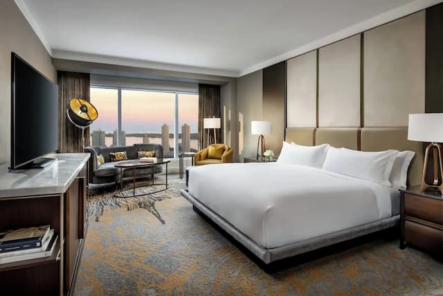 The Ritz-Carlton, Toronto-Room, 1 King Bed, City View-3
