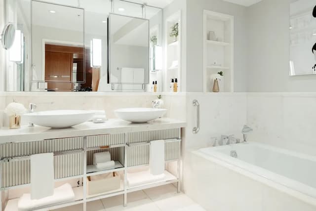 The Ritz-Carlton, Toronto-Deluxe Room-8