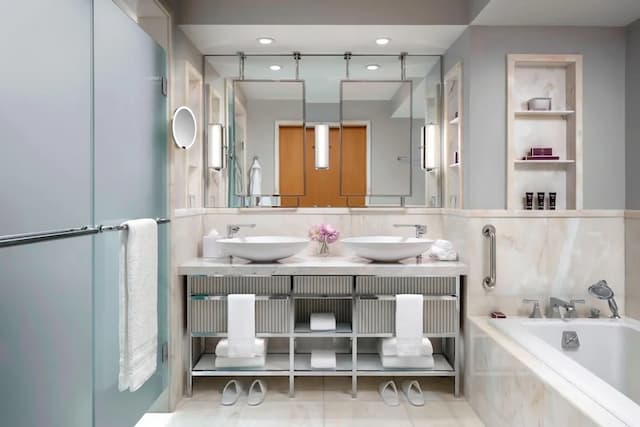 The Ritz-Carlton, Toronto-Family Suite, 2 Bedrooms, Lake View-6