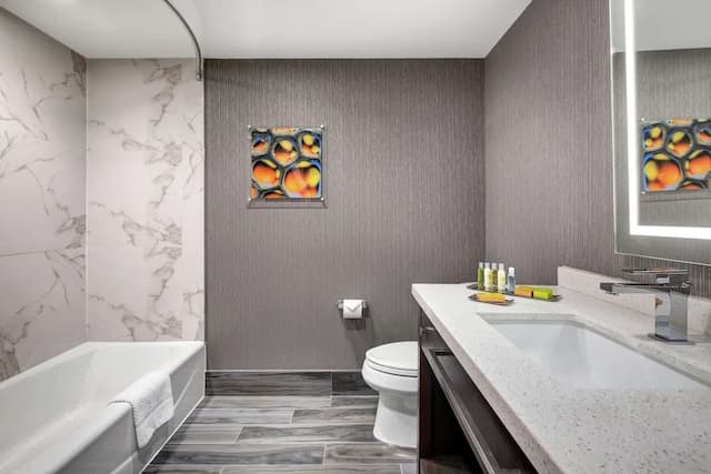 DoubleTree by Hilton Toronto Airport-Room, 2 Queen Beds-6