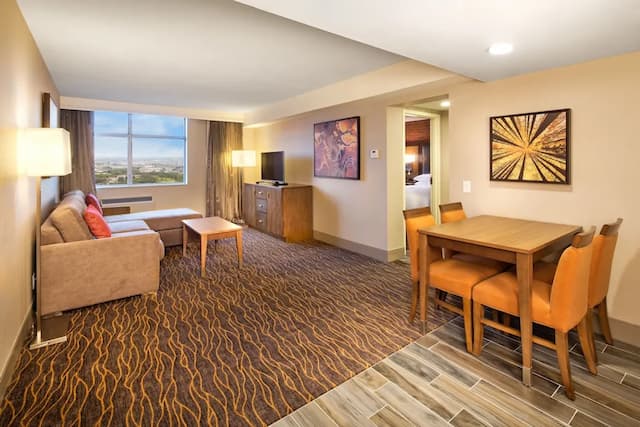 DoubleTree by Hilton Toronto Airport-Suite, 2 Queen Beds-1