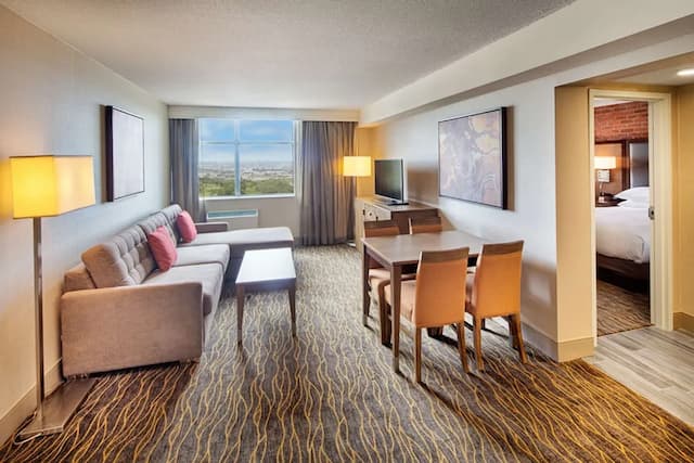 DoubleTree by Hilton Toronto Airport-Suite, 2 Queen Beds-5