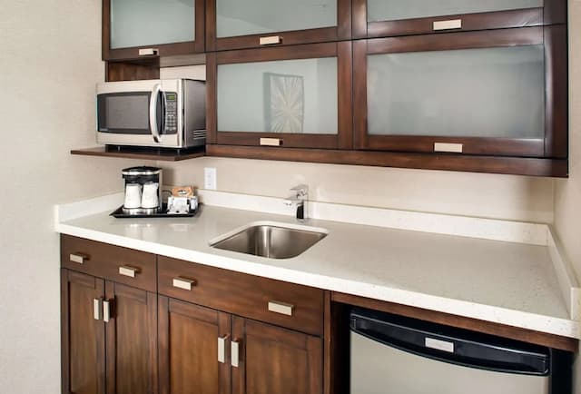 DoubleTree by Hilton Toronto Airport-Suite, 2 Queen Beds-4