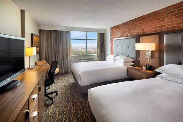 DoubleTree by Hilton Toronto Airport-Suite, 2 Queen Beds-3