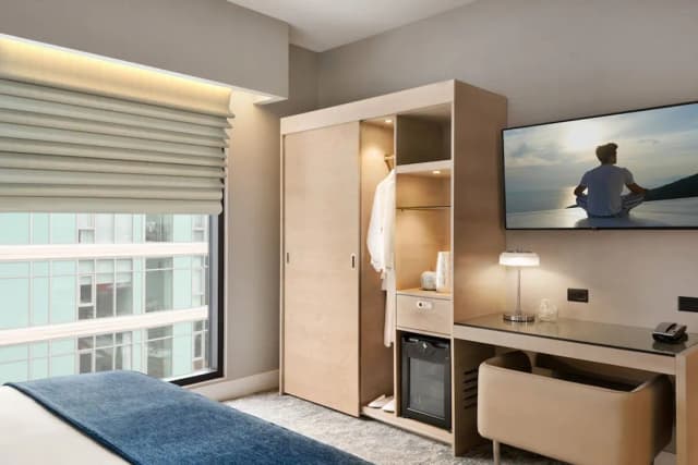 北溫哥華海濱飯店-豪華客房, 1 張特大雙人床-1